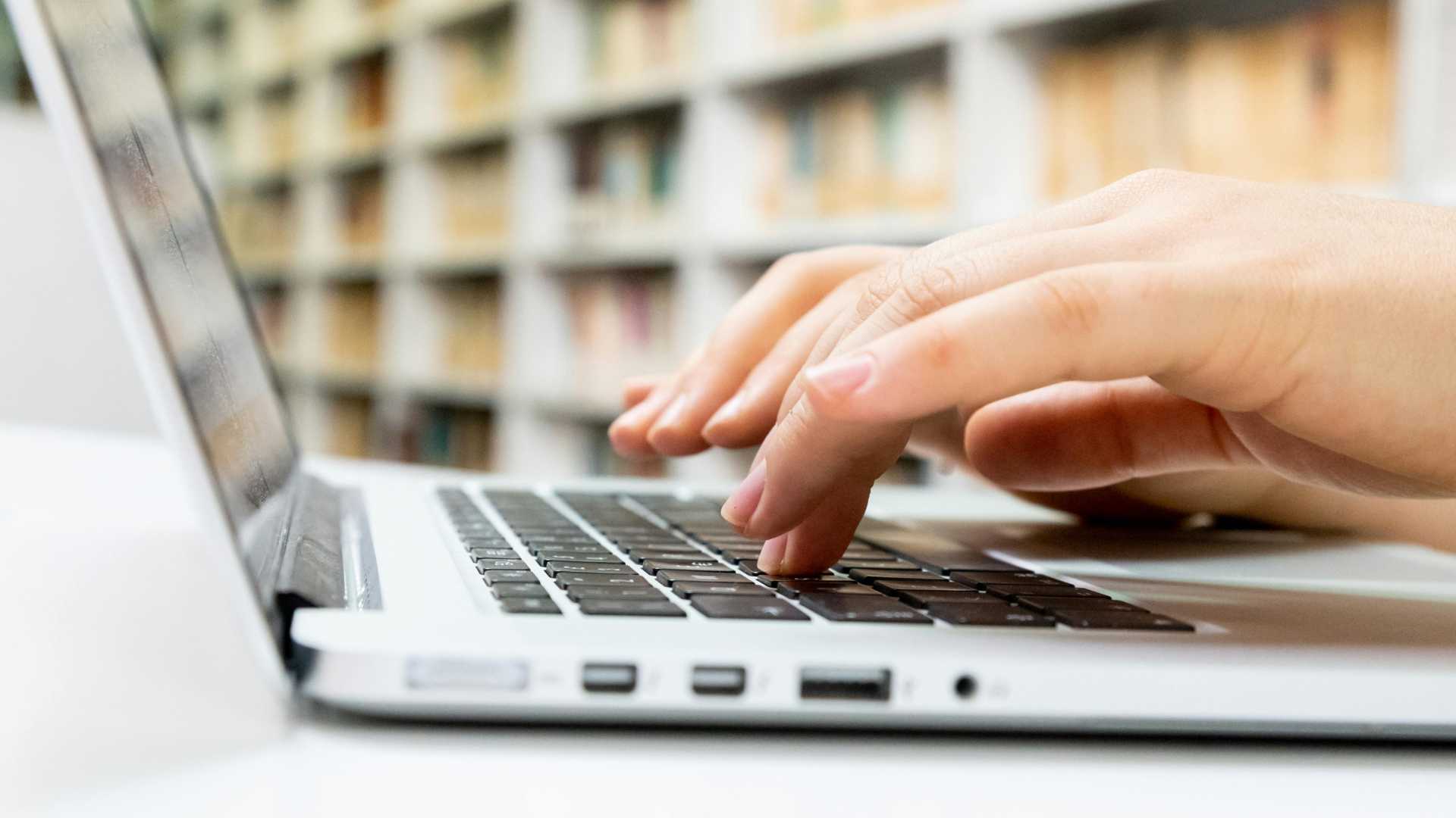Händer som skriver på laptop. Illustrerar sambandet mellan SEO och content marketing